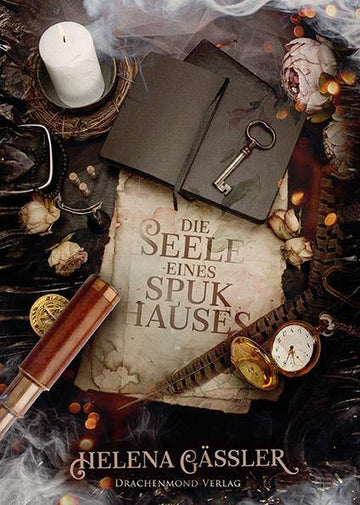 Das Cover zeigt mittig den Titel auf Pergamentpapier. Darum sind unterschiedliche Gegenstände angeordnet: eine Kerze, ein Fernrohr, ein Schlüssel, eine Taschenuhr, eine Feder, eine Münze, getrocknete Rosen und anderes. Nebel zieht von oben und unten in das Bild. Das Cover ist dem Blick auf einen antiken Schreibtisch samt seiner Utensilien nachempfunden.